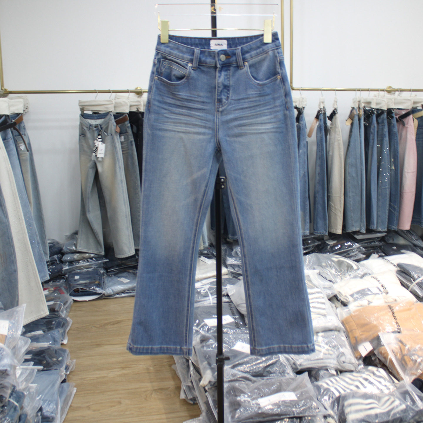 艾拿95185浅蓝色水洗修身牛仔微喇裤2026年春季新款女显瘦九分裤