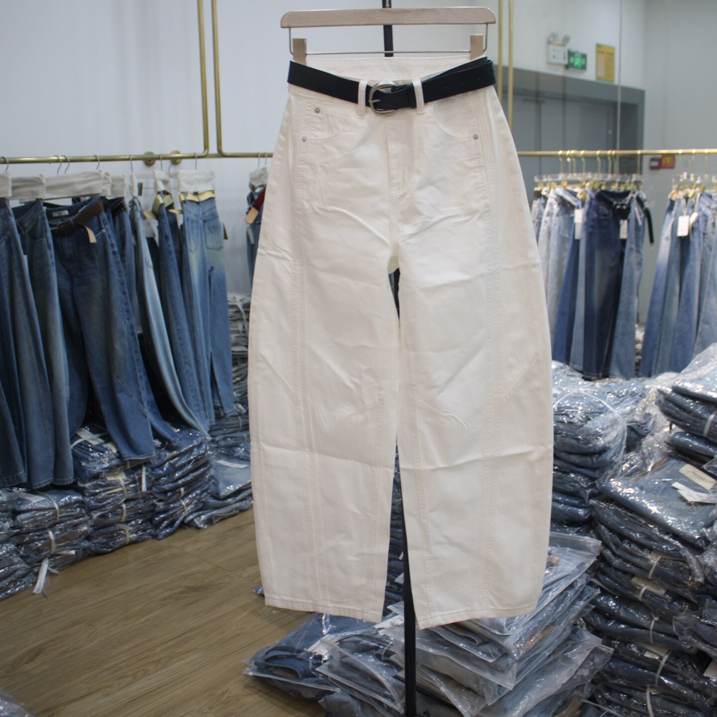 艾拿55122百搭白色宽松牛仔弯刀裤2026年春季新款女装显瘦阔腿裤