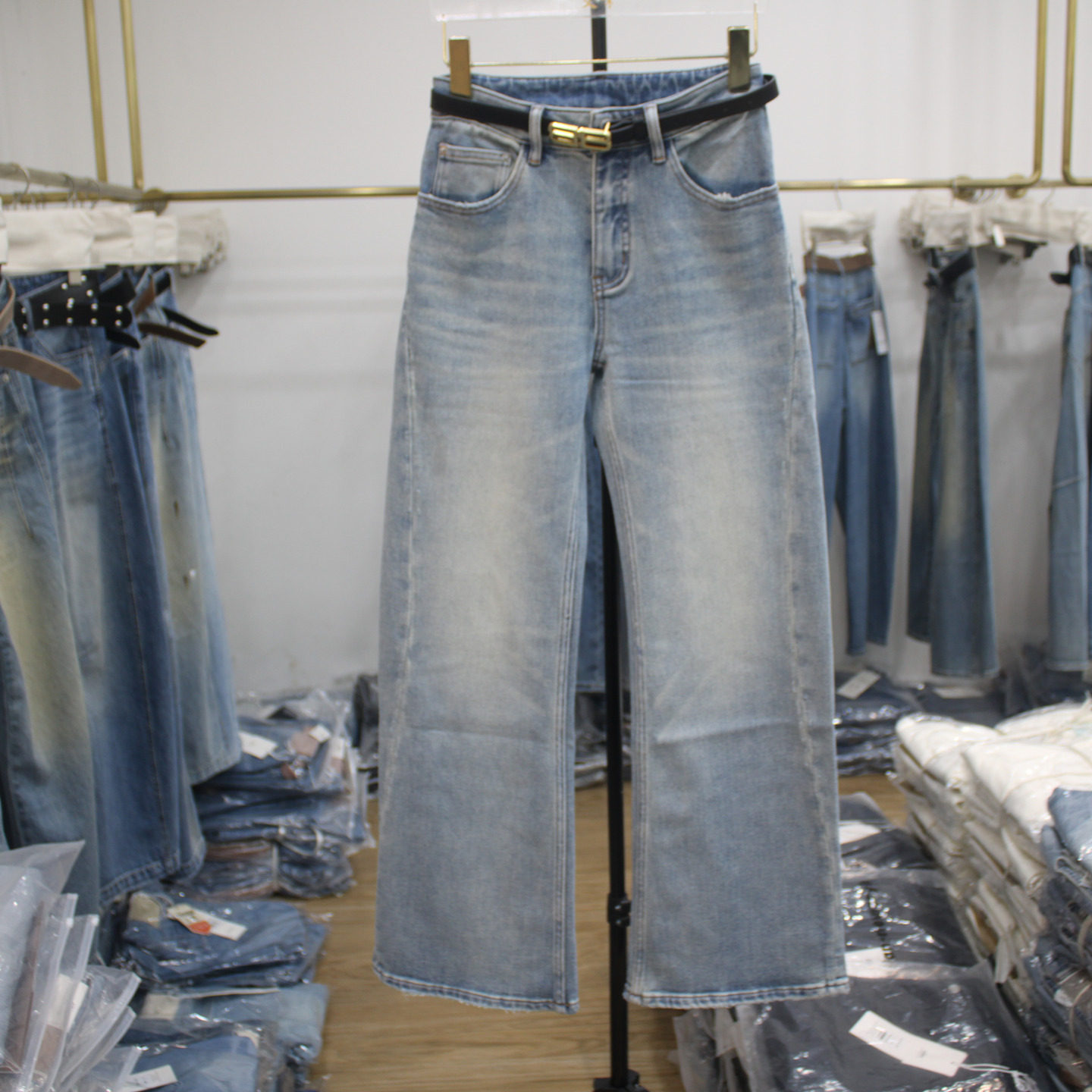 艾拿A87236浅蓝色水洗修身牛仔微喇裤2026年春季新款女装显瘦长裤