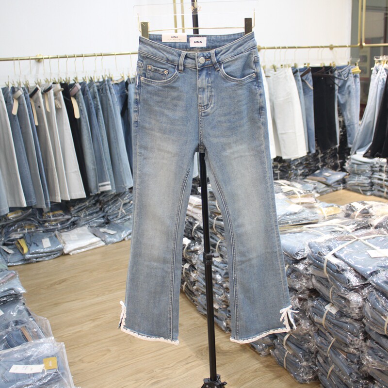 艾拿98611浅蓝色裤脚开叉修身牛仔微喇裤2025年春季女显瘦九分裤