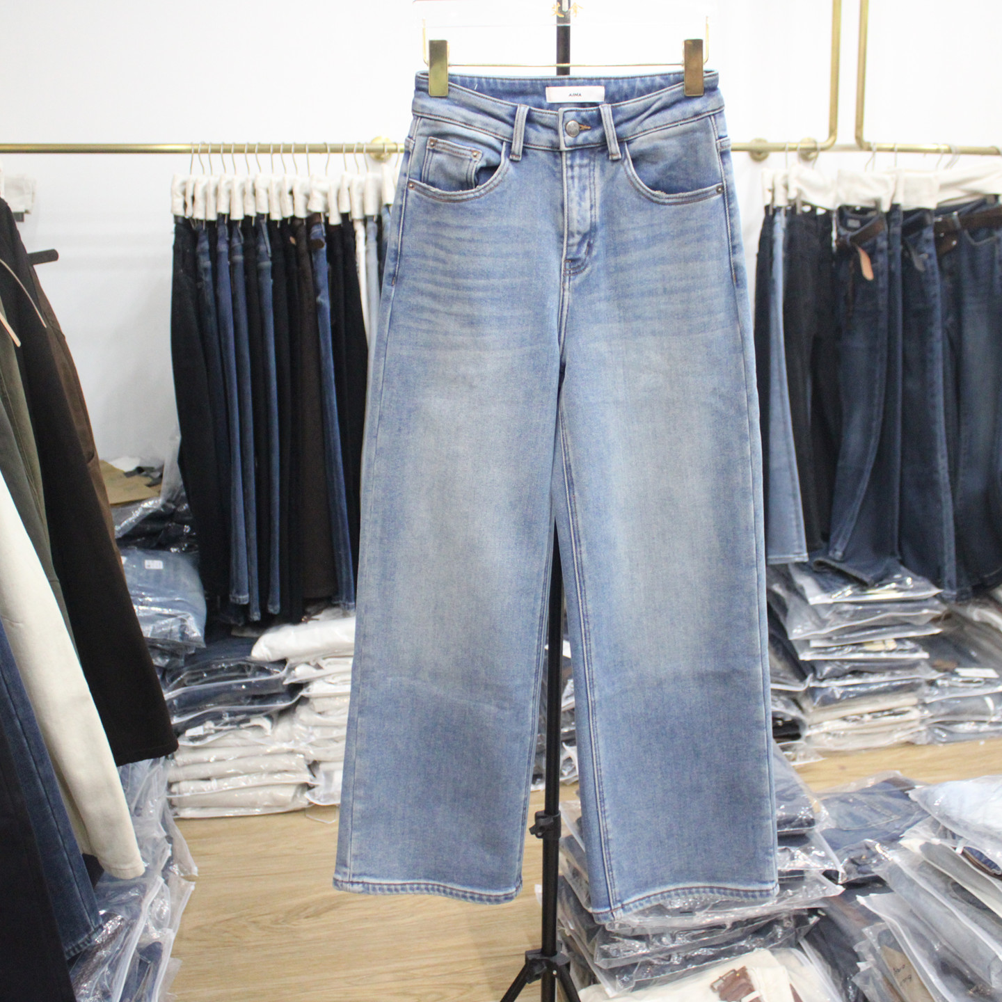 艾拿87601浅蓝色水洗植绒宽松直筒牛仔裤2025年冬季女装保暖长裤