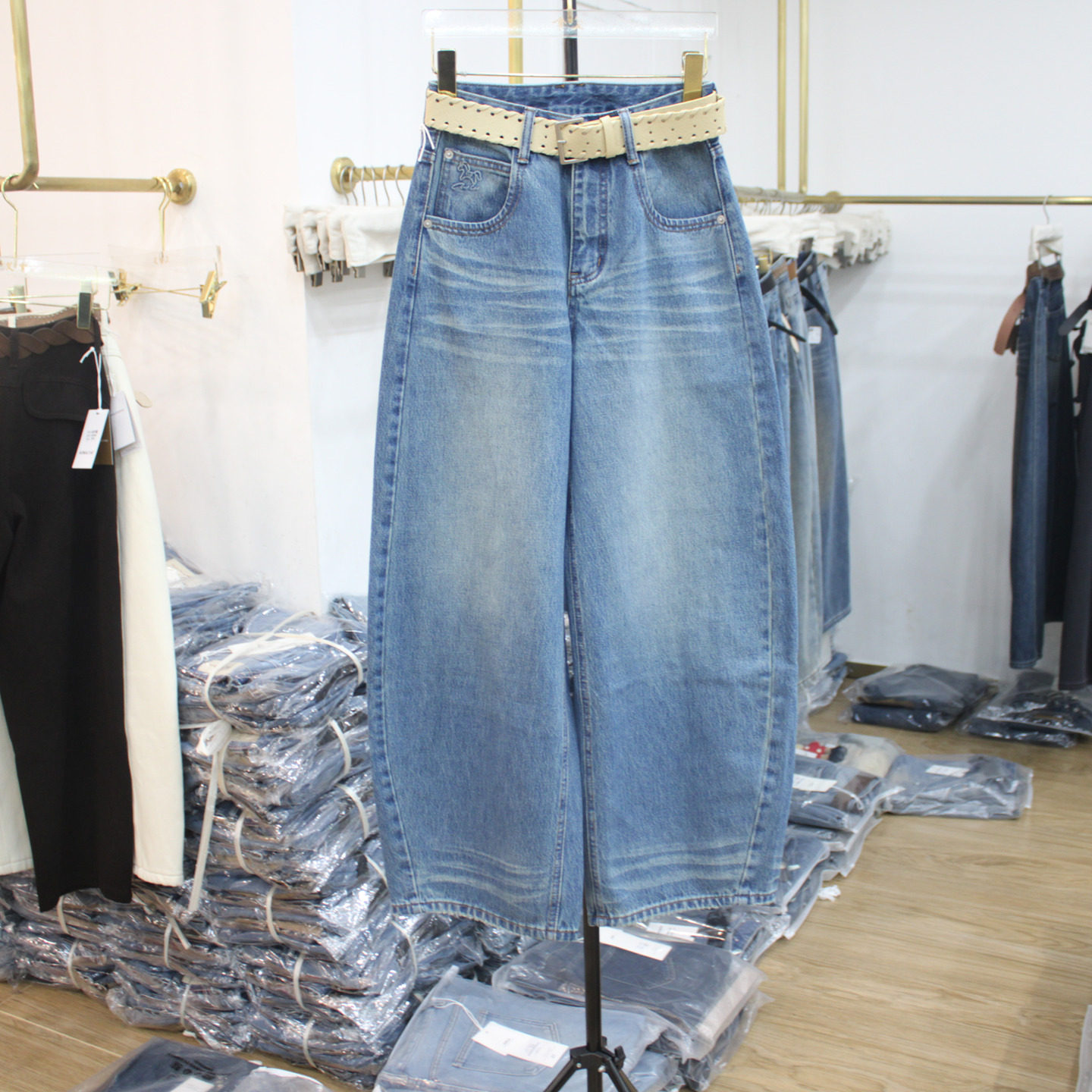 艾拿18507-1浅蓝抓痕宽松阔腿牛仔裤2026年春季新款女显瘦弯刀裤,女装/女士精品,牛仔裤,淘宝优惠券,粉丝福利购,淘宝优惠卷