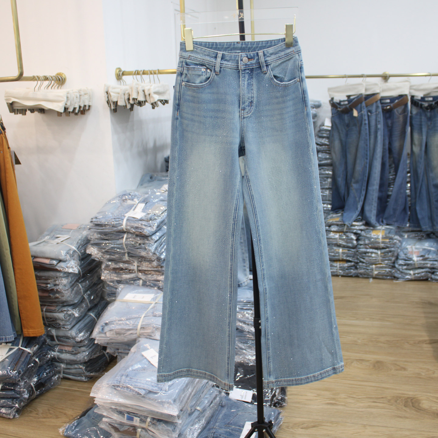 艾拿87328浅蓝色烫钻修身时尚牛仔微喇裤2026年春季新款女装长裤