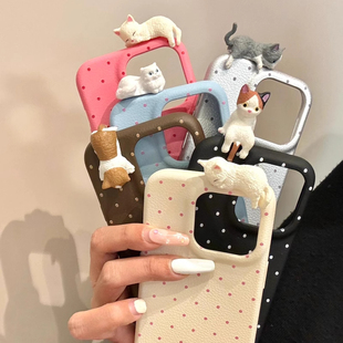 简约波点猫咪公仔适用苹果16promax手机壳新款iPhone15小众荔枝纹17网红14高级感12超火创意13仿原皮纹xs软壳