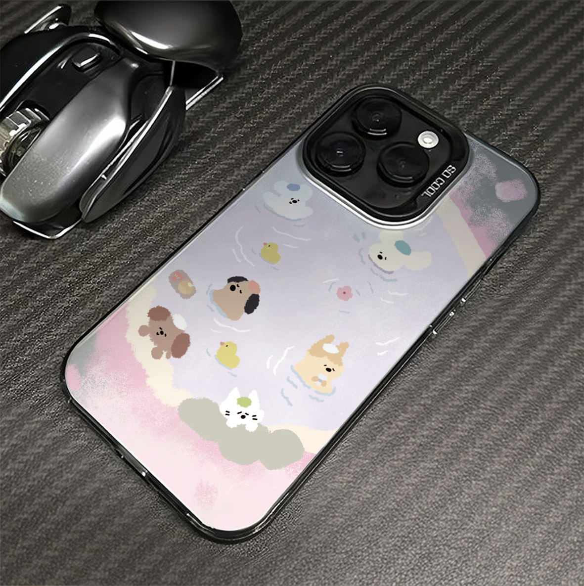 可爱粉色温泉小狗适用苹果16promax手机壳iPhone15创意14新款13小众pro12情侣少女plus镭射11全包xs防摔7硬壳
