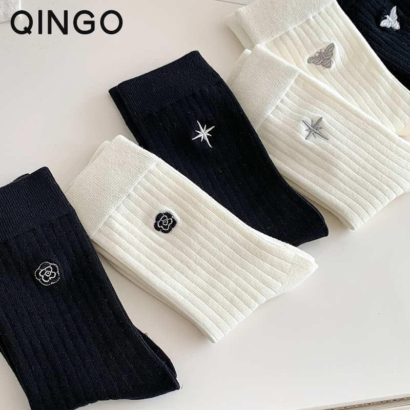 倾格学院风女士黑白刺绣中筒袜