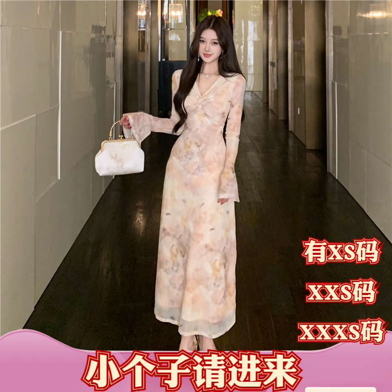 女装冬季150cm显高加小码XXXS小个子V领印花包臀裙A字高腰连衣裙