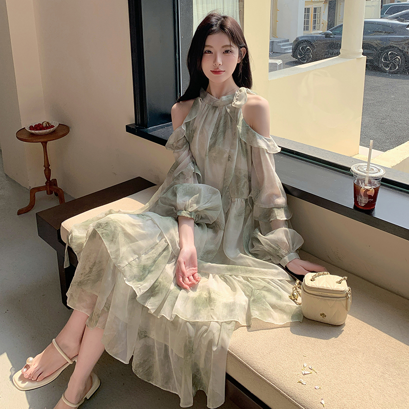 绿色浪漫度假风挂脖露肩连衣裙女初秋法式超好看温柔绝美初恋裙