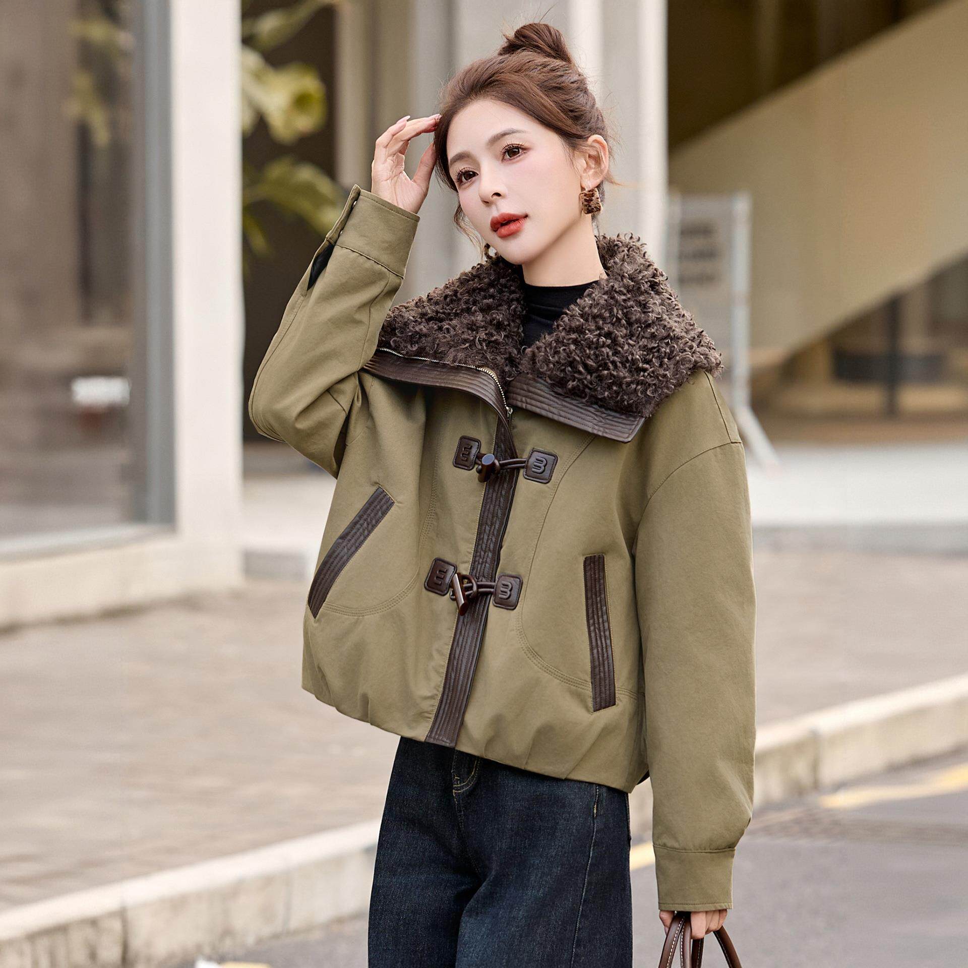 休闲工装派克羽绒服女冬季新款加厚保暖羊羔毛拼接翻领白鸭绒外套