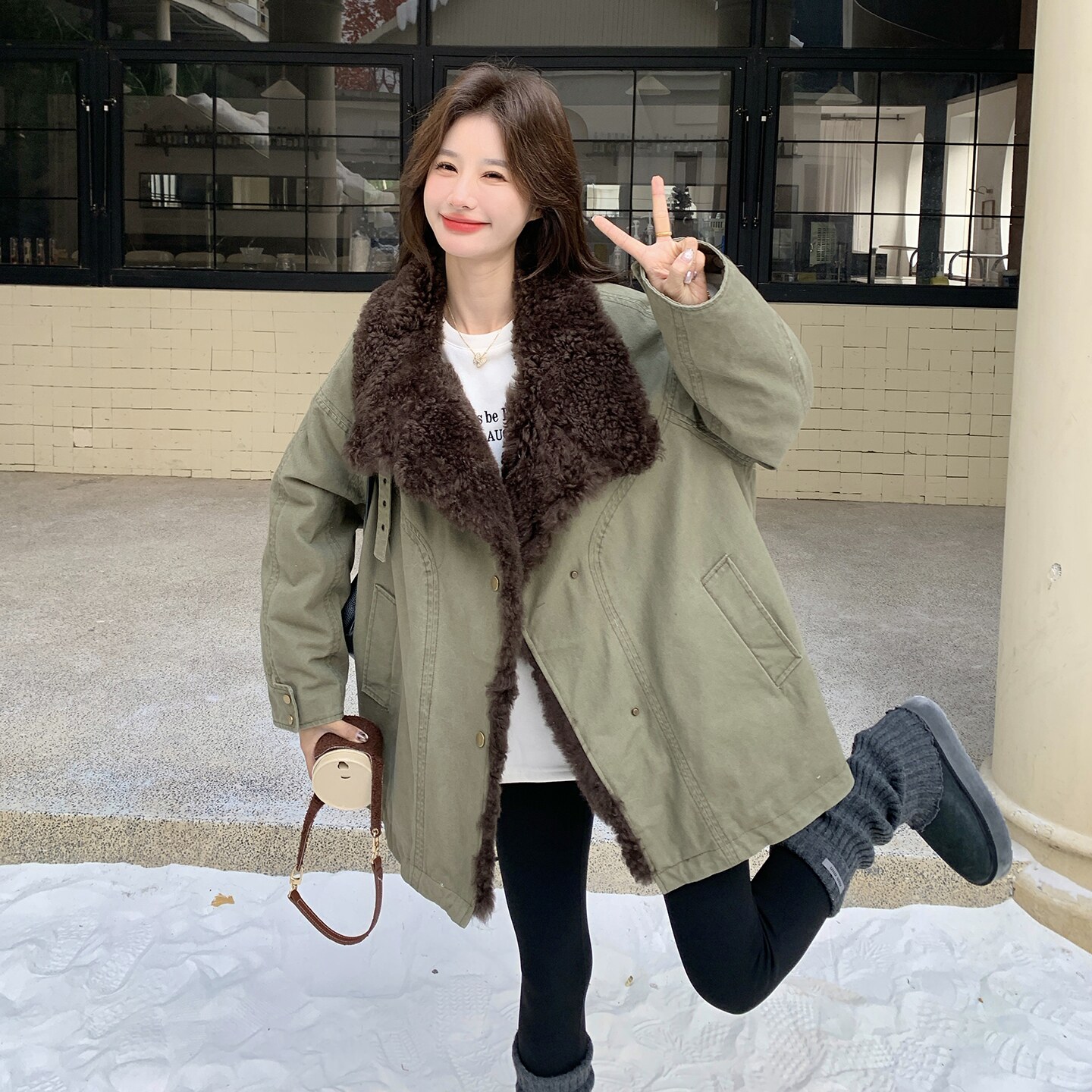 军绿色羊羔毛翻领派克羽绒服外套女冬季今年新款工装风时尚白鸭绒
