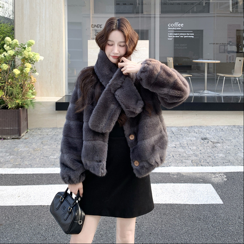 轻奢千金风立领配围巾羊羔毛仿皮草上衣女冬新款小个子毛毛短外套