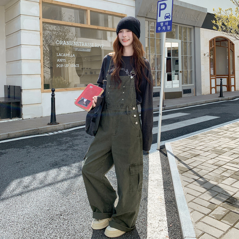军绿色工装牛仔背带裤女春秋2026新款韩系宽松减龄休闲阔腿连体裤