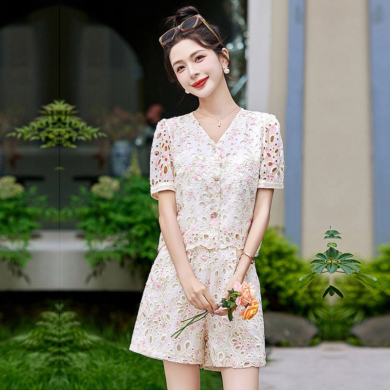 小个子时尚套装女夏季洋气减龄小香风绣花镂空上衣搭配短裤两件套