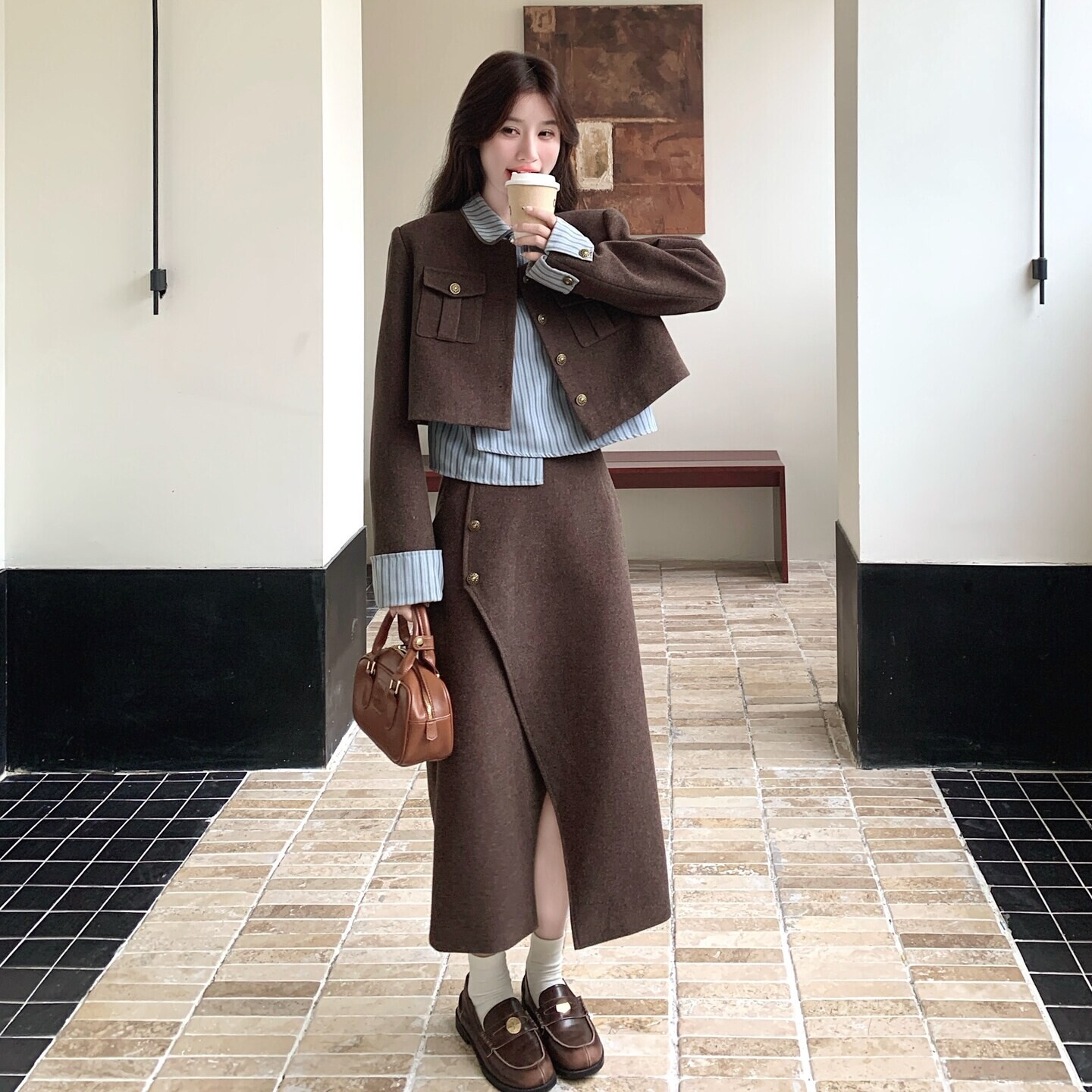 咖色炸街时尚套装裙女秋2026新款韩版短外套条纹衬衫半身裙三件套