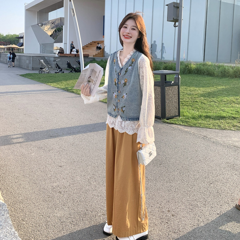 独特漂亮一整套秋装刺绣牛仔马甲叠穿蕾丝上衣阔腿裤子减龄套装女