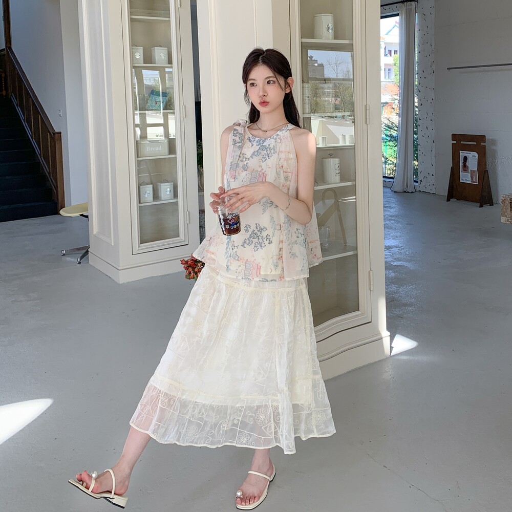 度假风甜美超好看刺绣套装裙夏新款挂脖系带无袖上衣半身裙两件套