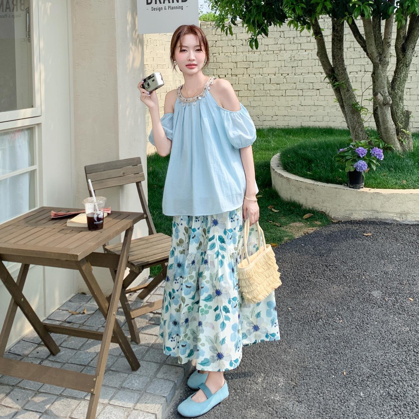 温柔风穿搭小心机露肩上衣套装女夏装设计感减龄碎花半身裙两件套