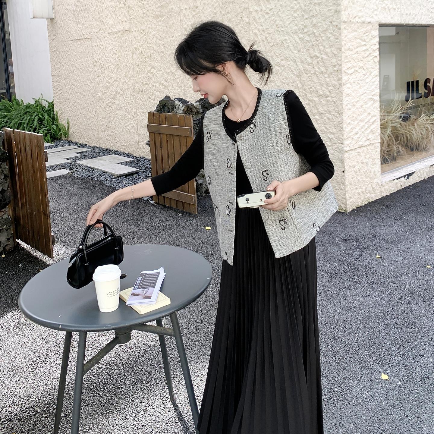 轻奢时尚百搭刺绣马甲连衣裙套装女春秋洋气绝美长袖打底裙两件套