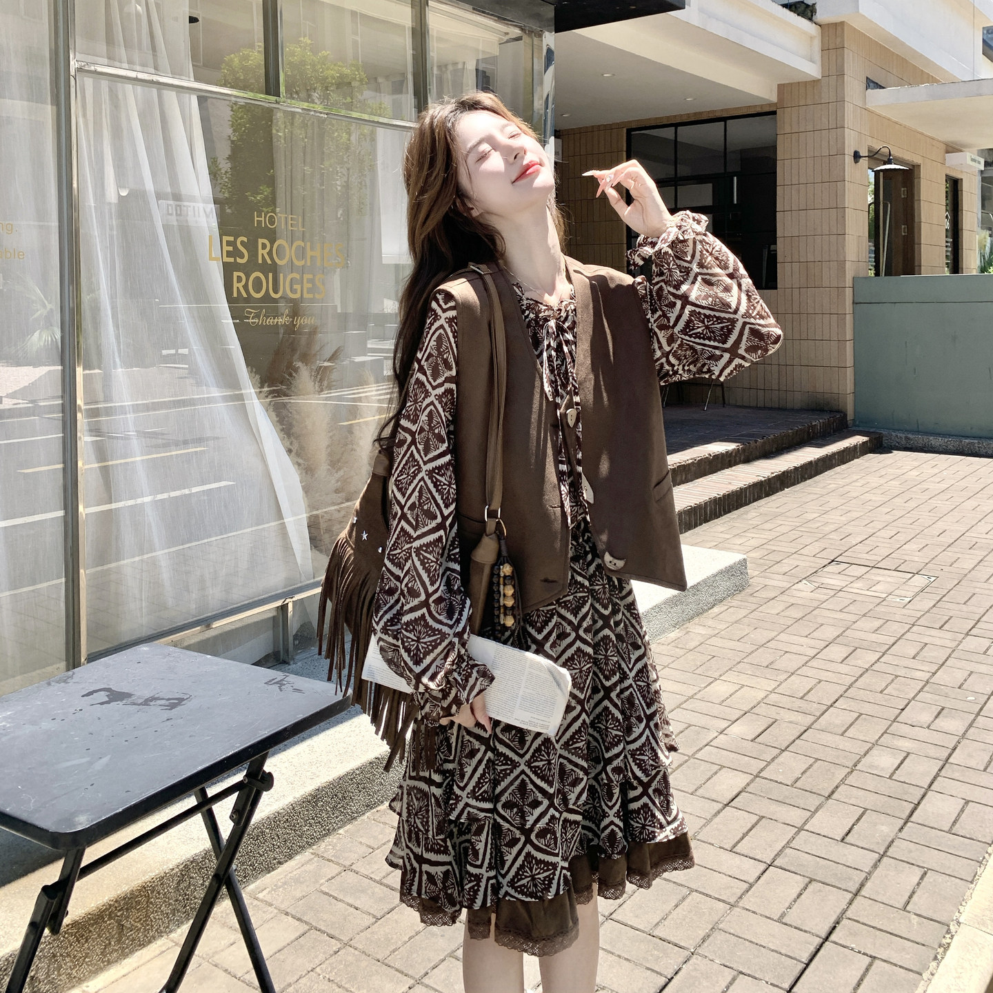复古温柔法式短款印花连衣裙套装女春秋季新款咖色V领马甲两件套
