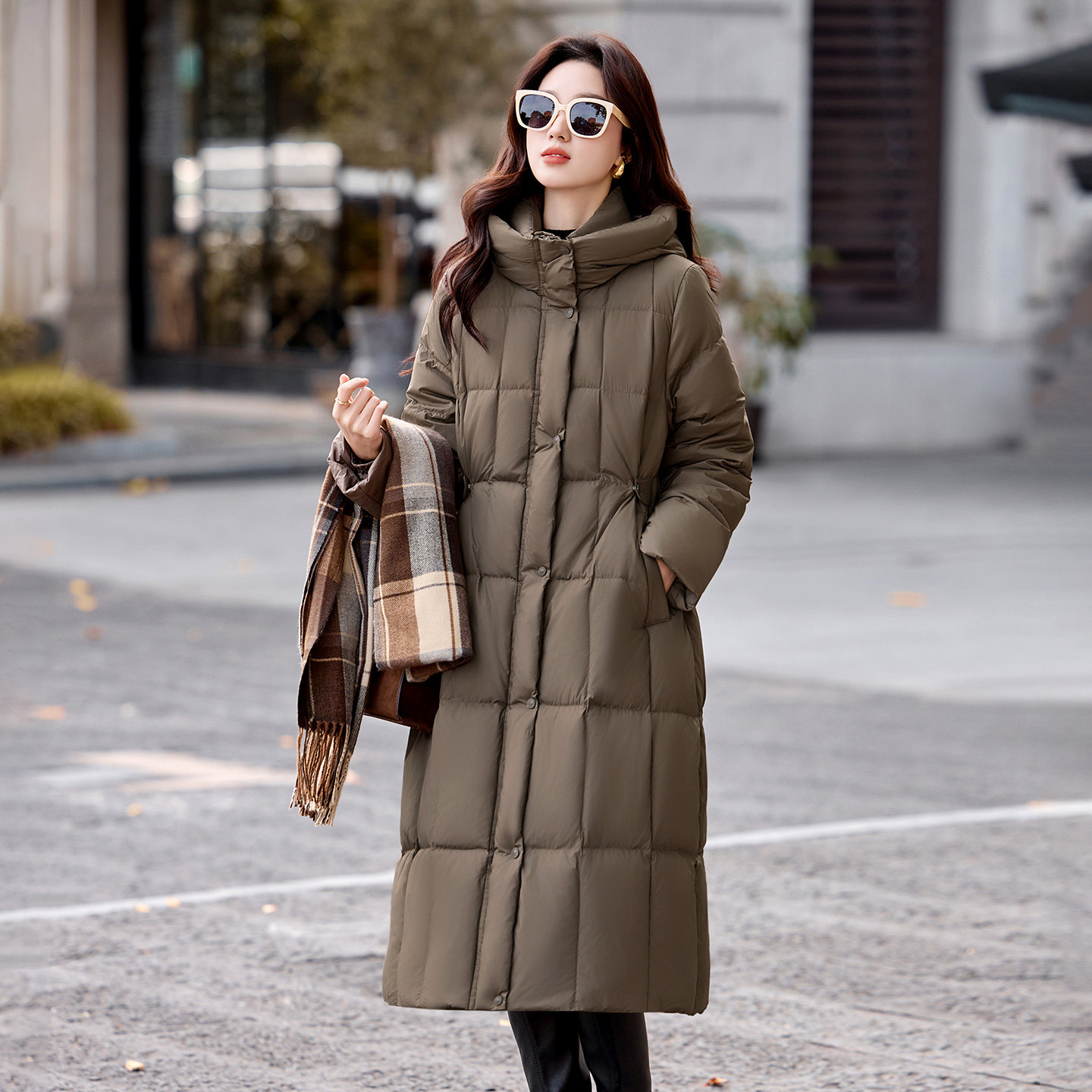 高级感收腰羽绒服女长款连帽加厚保暖白鸭绒时尚减龄高端气质外套