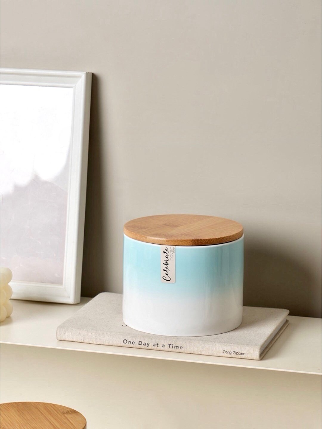 出新西兰渐变蓝带盖收纳罐600ml陶瓷储蓄罐摆件微瑕@4-2@