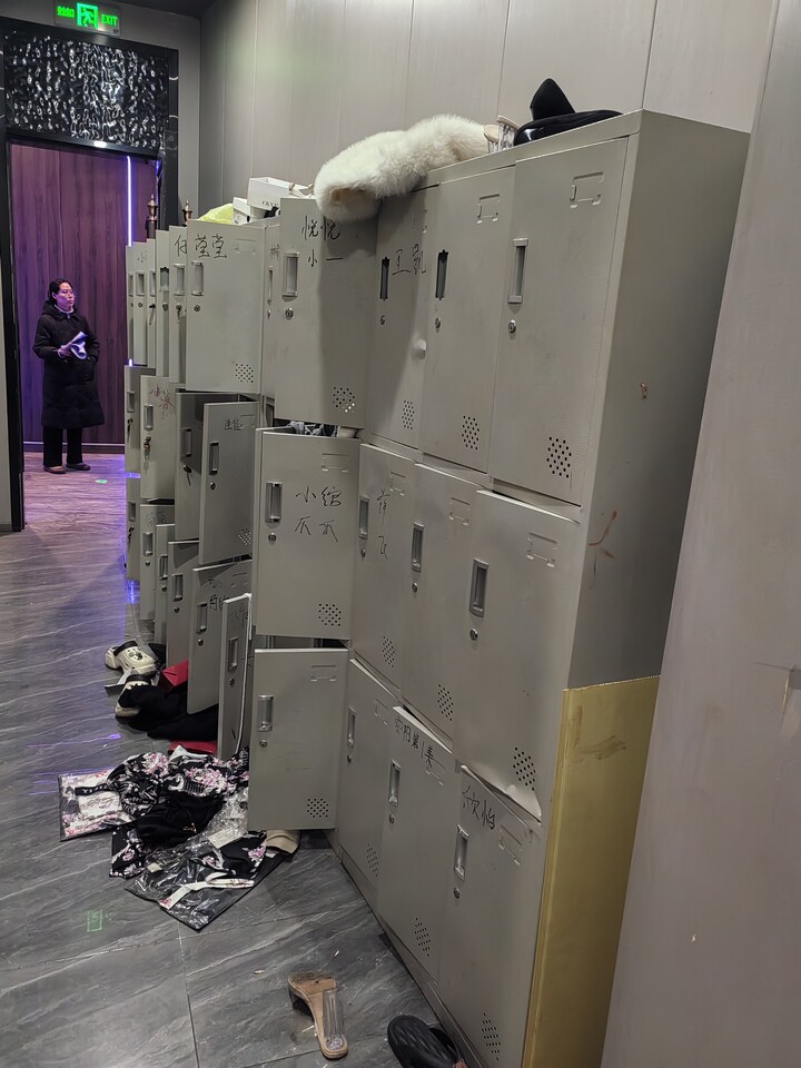 5月7日安阳河南省安阳市文峰区文峰大道与朝阳路交叉口东北角电商大厦B座3楼衣帽间内的铁皮柜4组网络拍卖公告