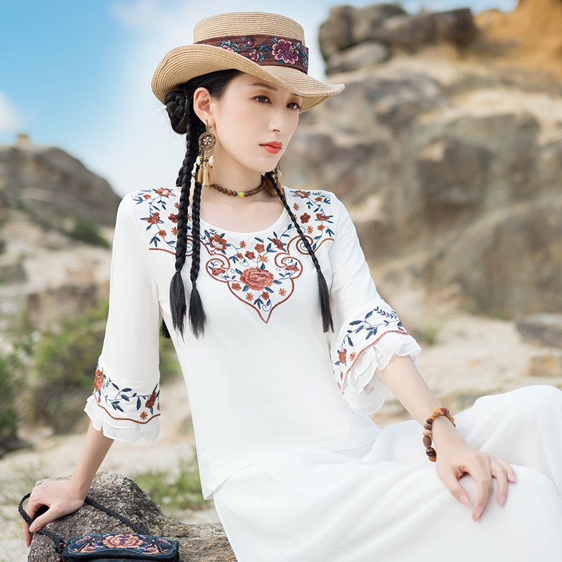 2026新款女装民族风文艺复古刺绣圆领喇叭袖木耳边T恤打底衫上衣