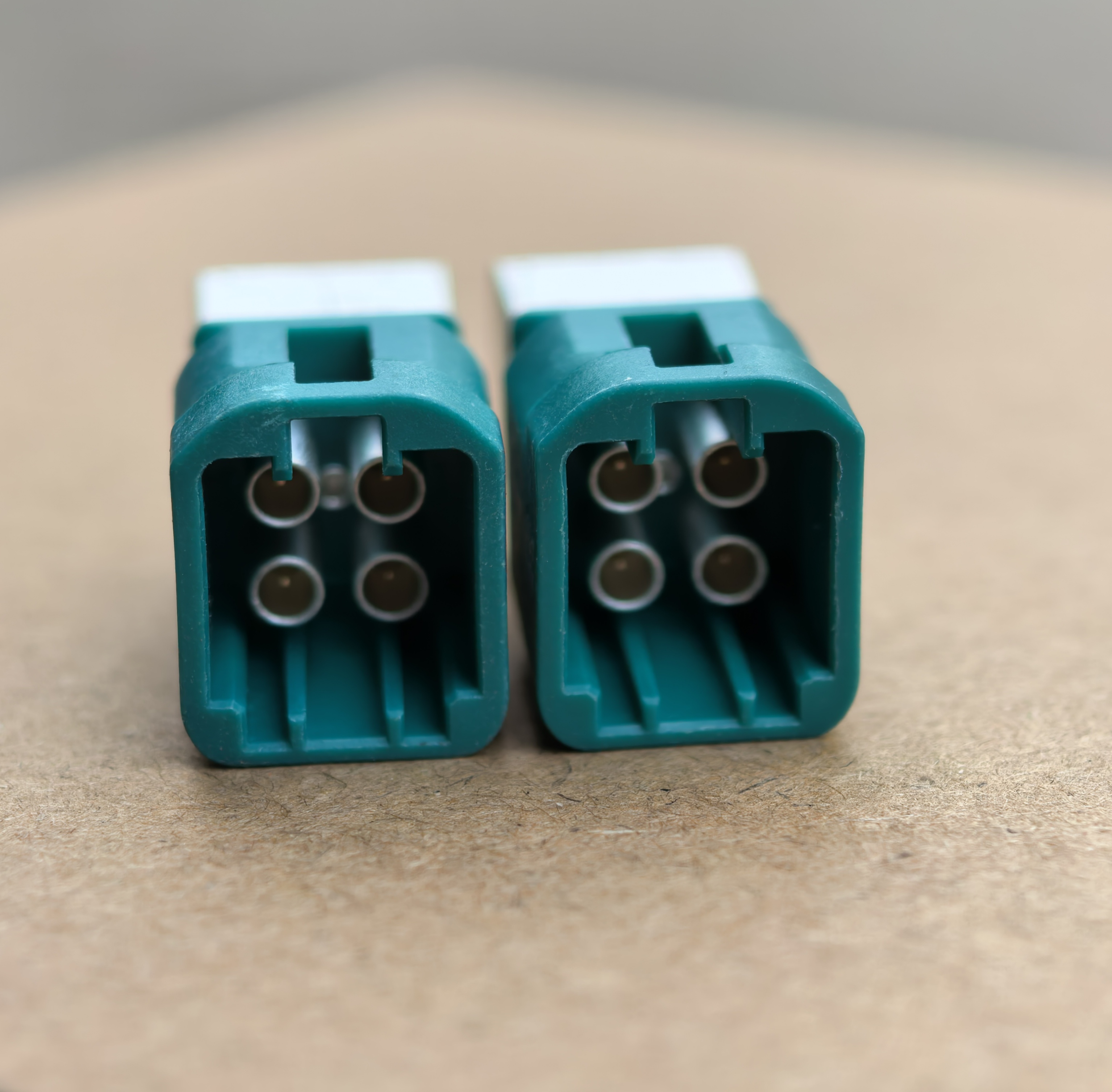 汽车板端连接器 MINI-FAKRA 4合1 HFM 弯头公座 卧式 包邮
