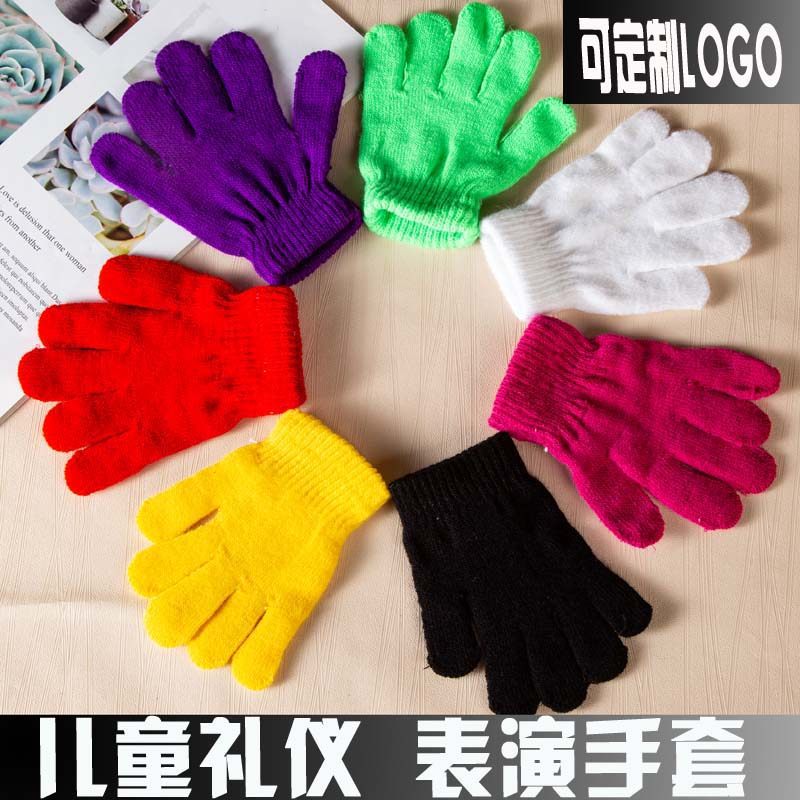 儿童表演白手套幼儿园小学生跑步