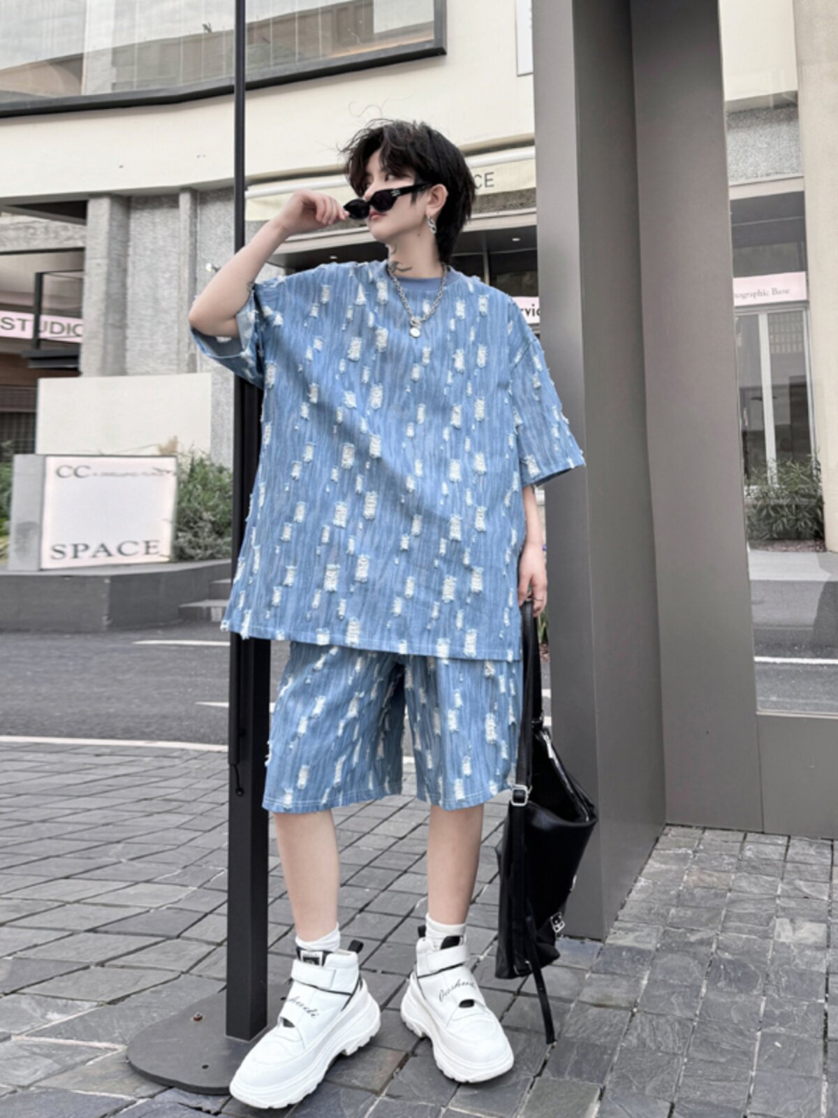 여름 착용 트렌드 브랜드 워싱 디스트레스드 데님 반팔 티셔츠 남성용 루즈한 데님 반바지 정장 투피스 세트