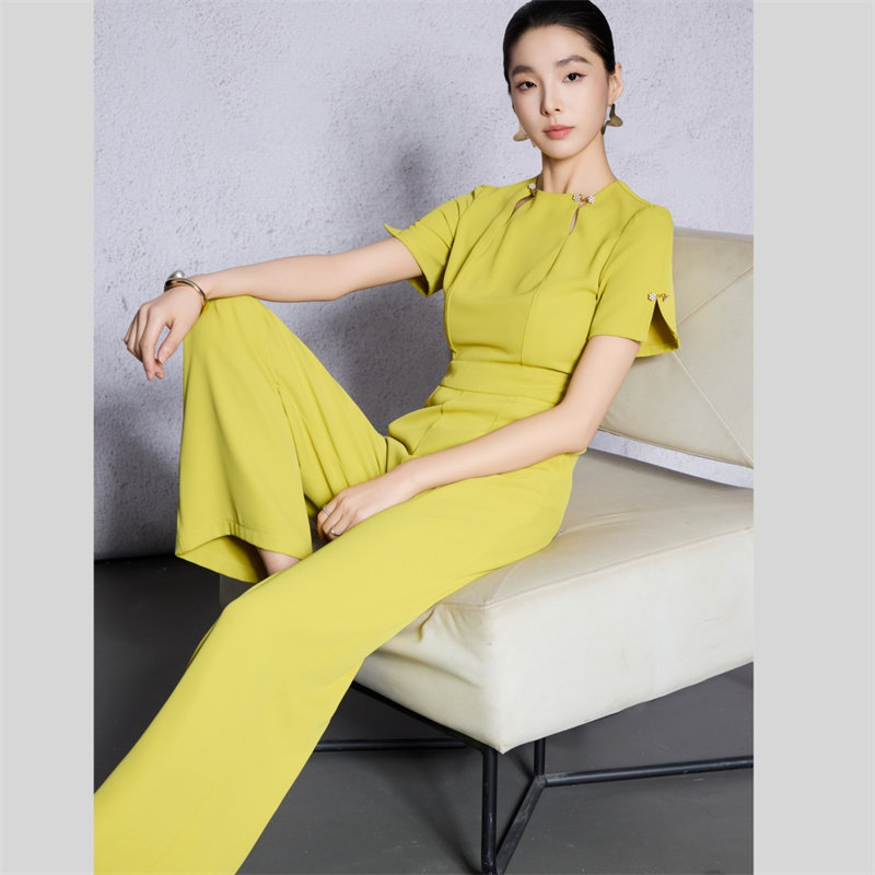 显白芥末黄时尚大牌钉珠修身高端轻奢高级感连体裤原创设计风女夏