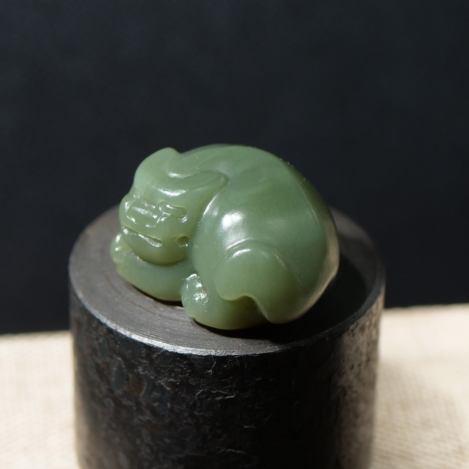 和田玉碧玉偏豆青色貔貅吊坠挂件