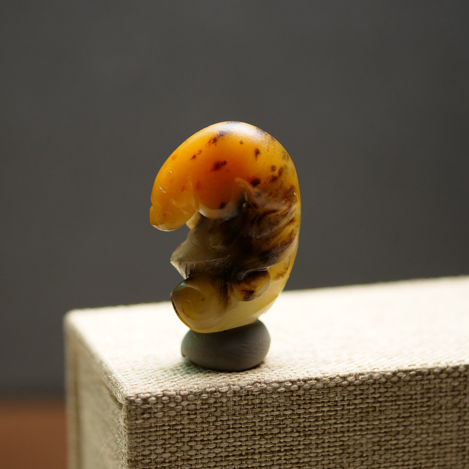 新疆和田玉独籽料生肖虎手玩吊坠