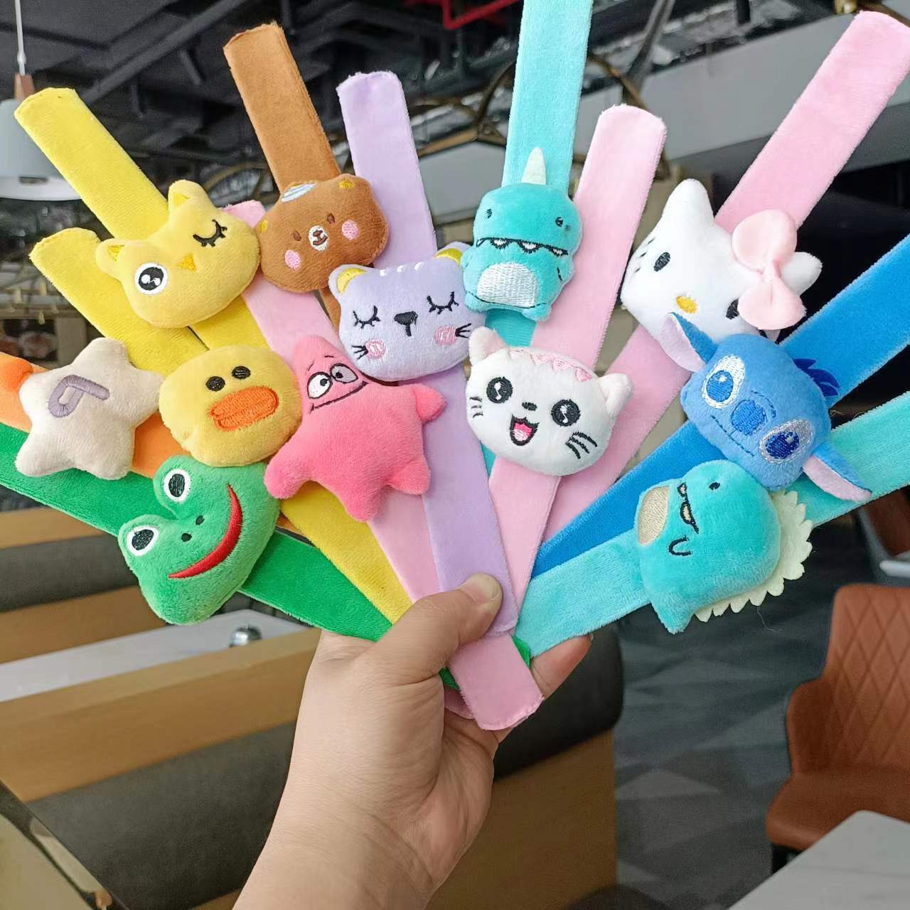 毛绒卡通啪啪圈儿童可爱情侣手环女拍拍圈婚礼创意礼品自行车装饰图片