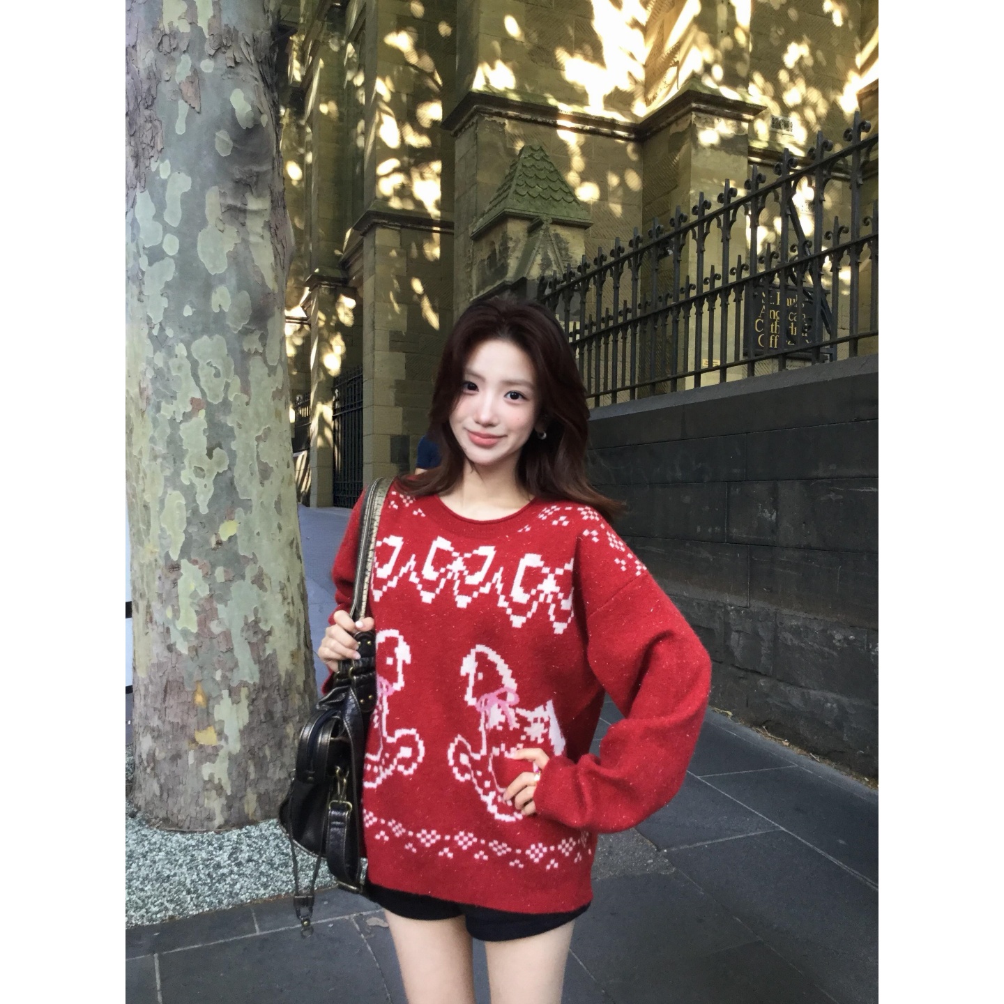 圣诞风穿搭红色圆领卡通毛衣女