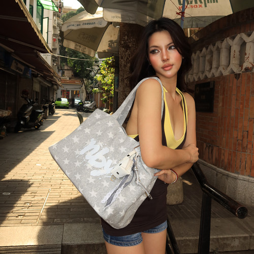 一只可以可以短旅的大容量多层包