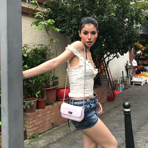 一只少女感满满的小手机包~