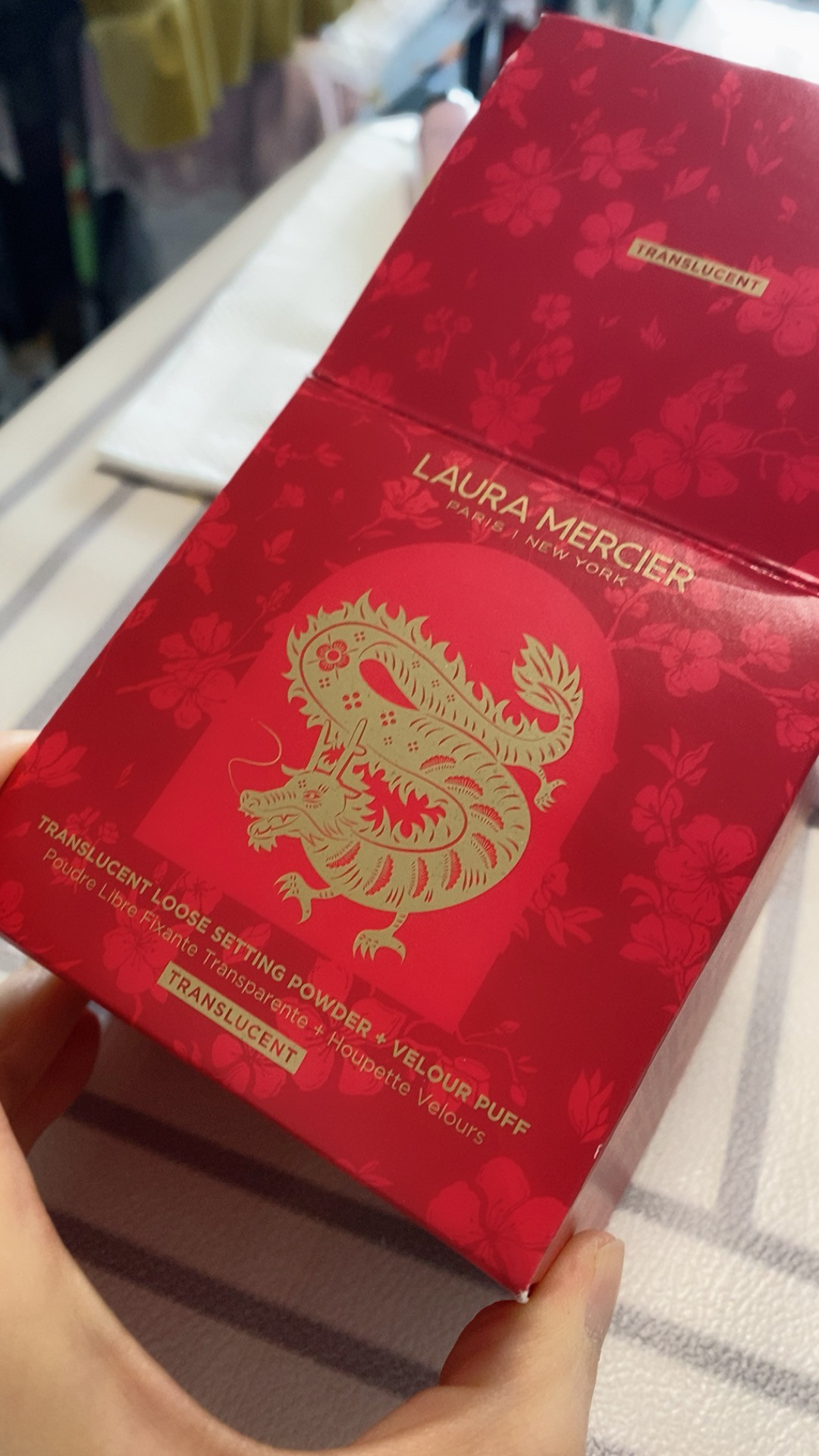 龙年新版 laura 蜜粉透明色带粉扑哦