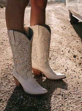 SHYANNE牛皮浮雕雕花尖头高跟白色骑马靴复古美国牛仔靴中筒靴女