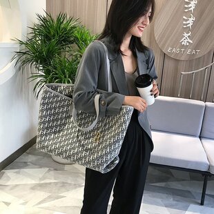 香港专柜大容量托特包包女士2026新款帆布女包中古风夏季单肩大包