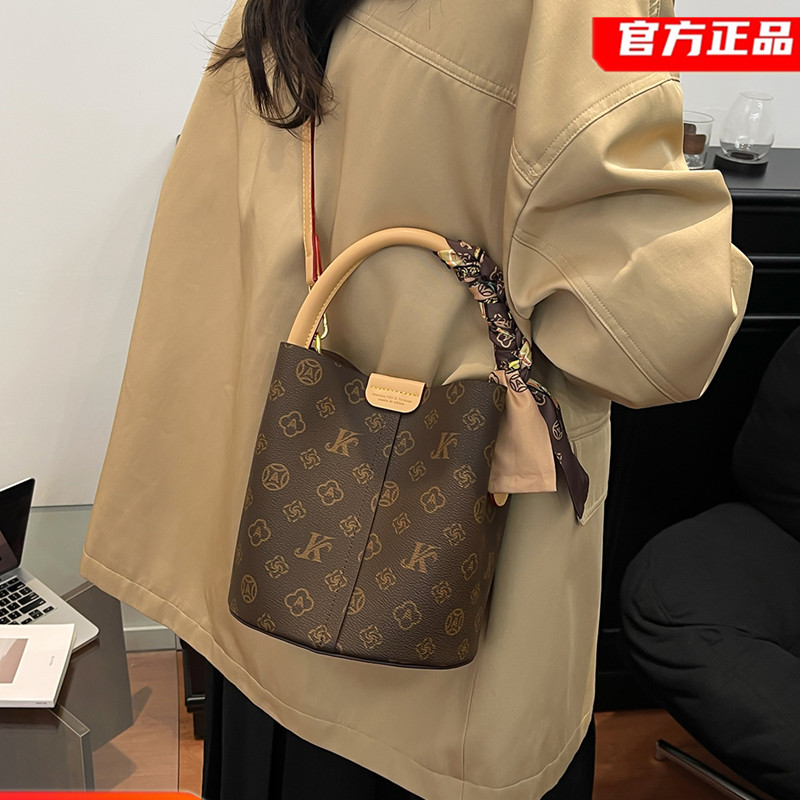 香港专柜2025新款潮女包水桶包