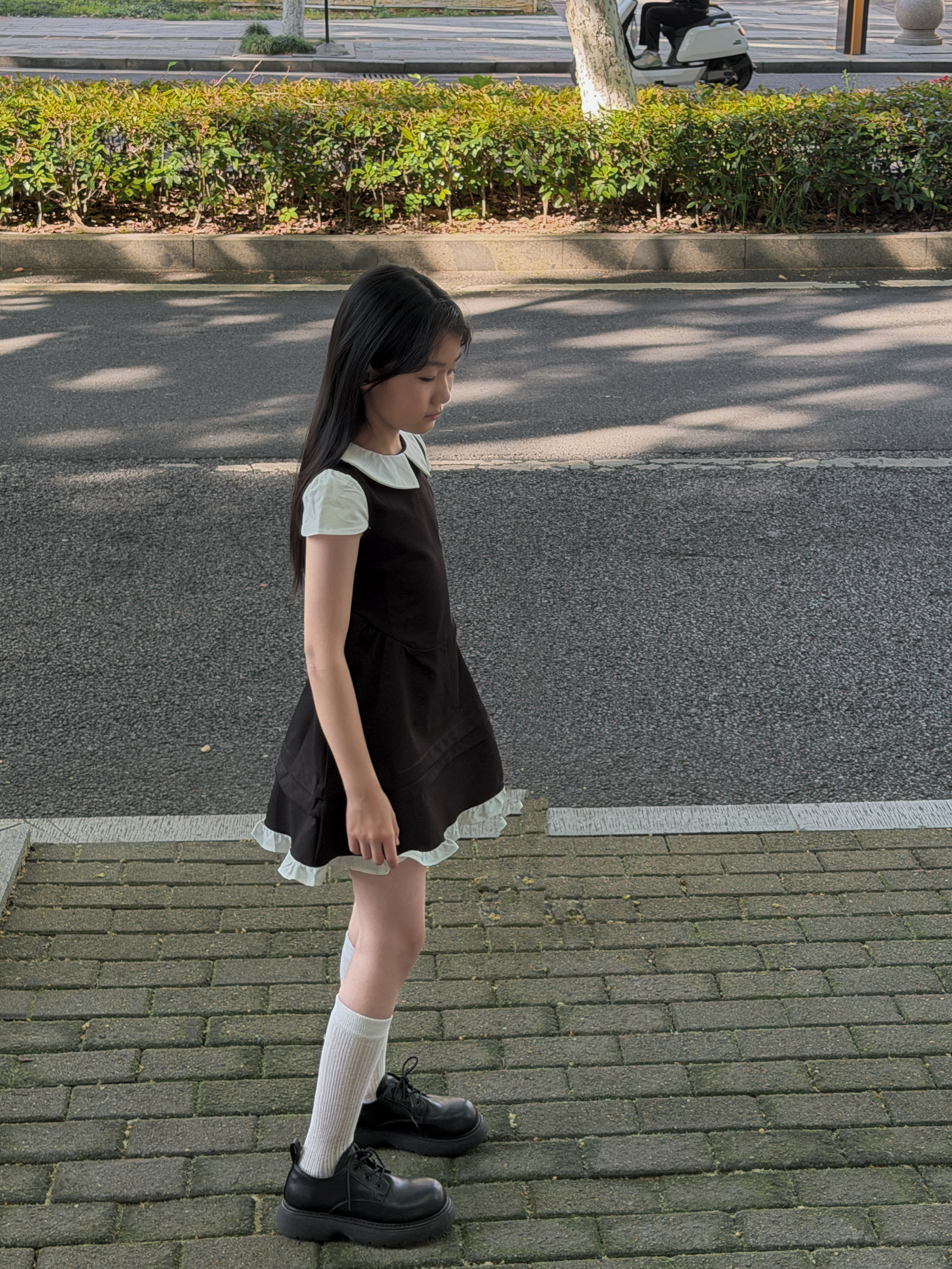 吉小可女童夏季新款韩系小众气质连衣裙中大童收腰赫本风小黑裙