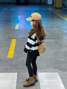 吉小可2023秋冬女童针织衫女宝宝超个性破洞流苏黑白条纹毛衣街头