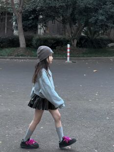 吉小可童装秋冬新款街头女童套装立领坑条卫衣开衫搭配亮皮百褶裙