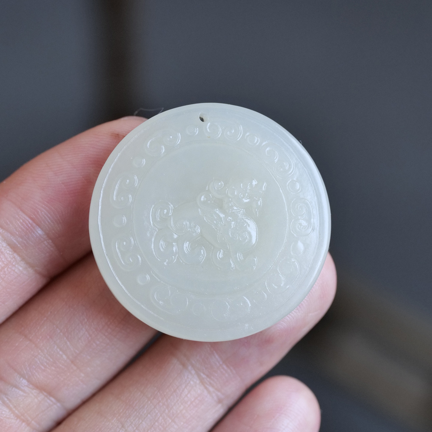 天然和田玉俄料白玉仿古麒麟圆牌吊坠挂件生日礼物