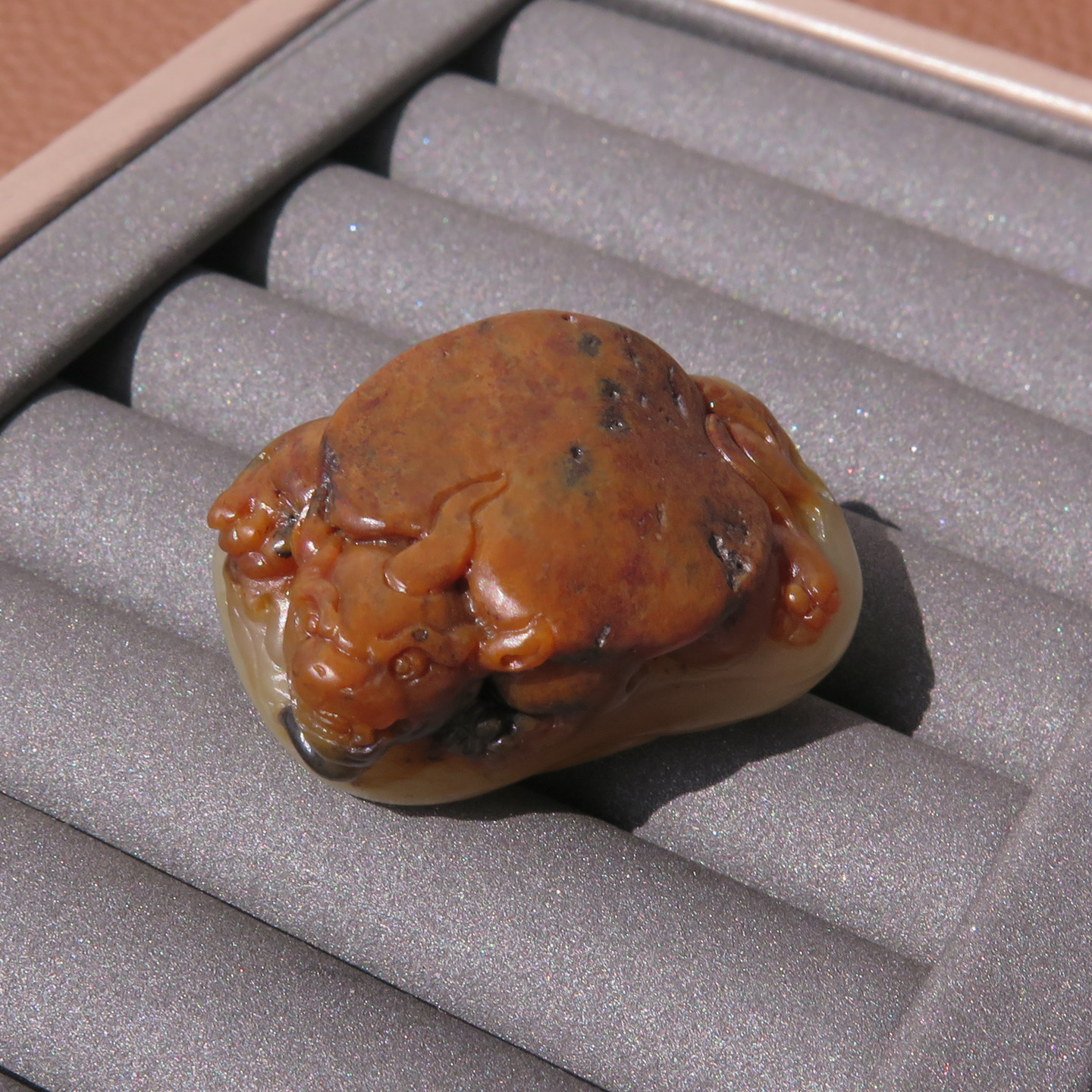 精品和田玉新疆黄沁皮籽料黄玉肉质龙龟吊坠