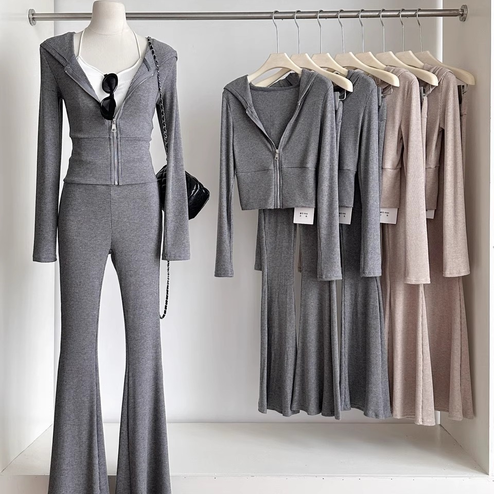 连帽修身短外套+微喇休闲裤两件