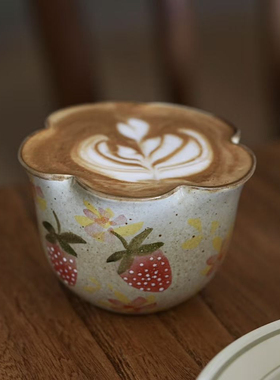 花间树里。景德镇手作粗陶草莓花口咖啡杯拿铁拉花杯茶杯手握杯子