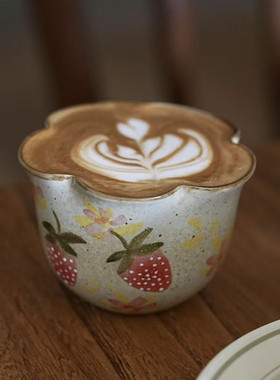 花间树里。景德镇手作粗陶草莓花口咖啡杯拿铁拉花杯茶杯手握杯子
