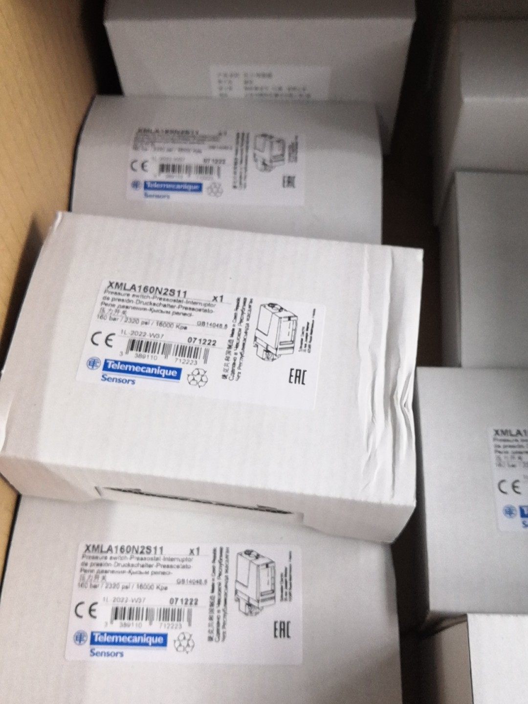 施耐德XMLA160N2S11压力开关全新原装拍前请询价